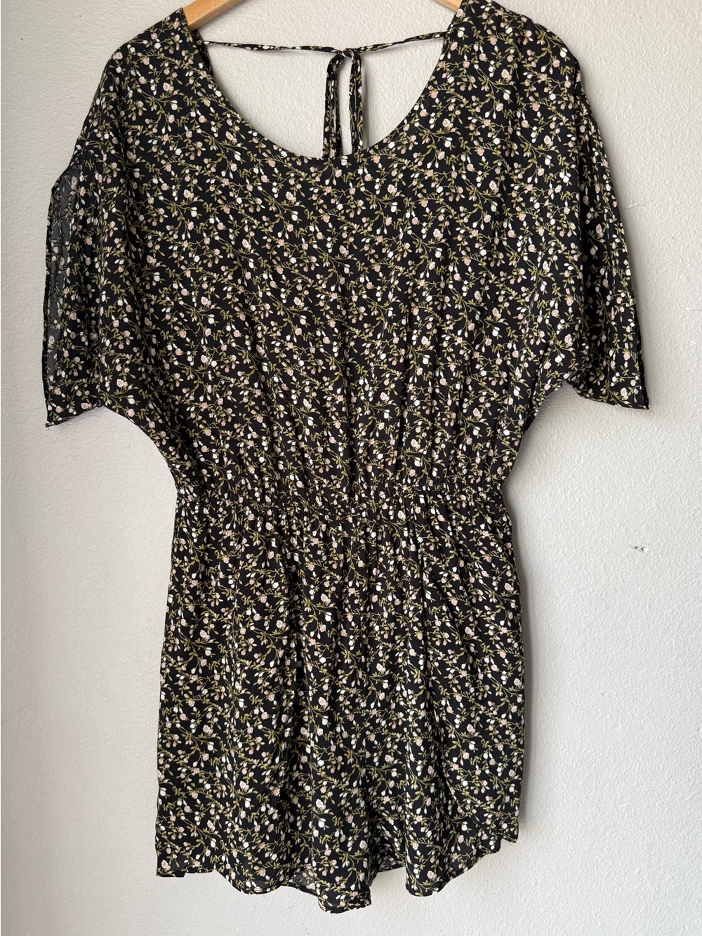 BCBGeneration Women’s Black Rosebud Floral Short Sleeve Romper Size M